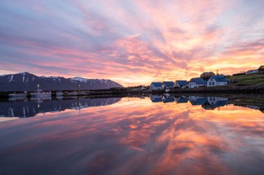 Hrisey İzlanda - 15 Temmuz. 2024: Limanda gün batımı