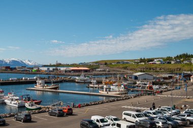 Husavik İzlanda - 17 Haziran. 2024: Kasabanın ve limanın manzarası