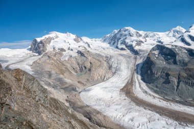 İsviçre 'nin Alplerindeki Grenzgletscher buzulunun güzel manzarası