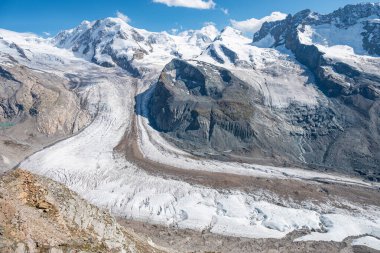 İsviçre 'nin Alplerindeki Grenzgletscher buzulunun güzel manzarası