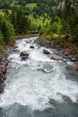 İsviçre 'nin merkezindeki Kander Nehri' nde güzel bir şelale.