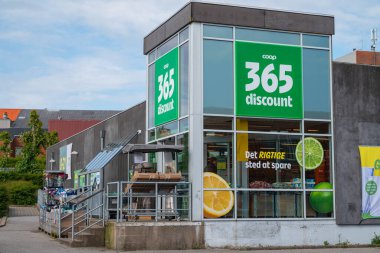 Devedikeni Danimarka - 5 Haziran. 2024: Kasabanın 365 indirim mağazası