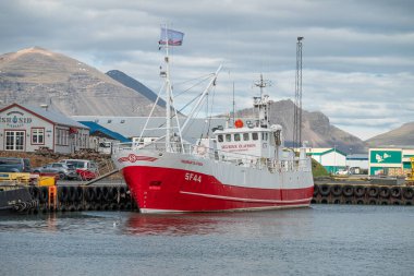 Hofn İzlanda - 6 Haziran. 2025: limanda tekneler