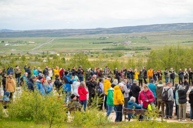 Geysir İzlanda - 8 Haziran. 2025: Gaysir Strokkur 'u gören turistler
