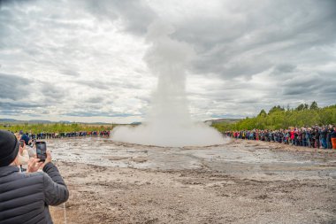 Geysir İzlanda - 8 Haziran. 2025: Gaysir Strokkur 'u gören turistler