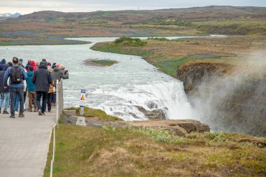 Gullfoss İzlanda - 8 Haziran. 2025: Martı şelalesi gören turistler
