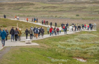 Gullfoss İzlanda - 8 Haziran. 2025: Gullfoss şelalesi çevresinde yürüyüş yapan turistler