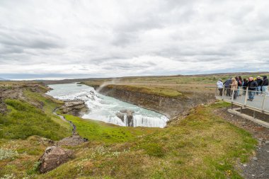 Gullfoss İzlanda - 8 Haziran. 2025: Martı şelalesi gören turistler