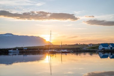 Hrisey İzlanda - 14 Temmuz. 2025: Limanın üzerinde gün batımı