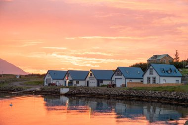 Hrisey İzlanda - 21 Temmuz. 2025: Limanın üzerinde gün batımı