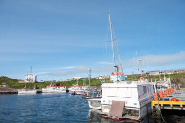 Grimsey İzlanda - 28 Temmuz. 2025: Adanın limanında tekneler