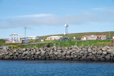 Grimsey İzlanda - 28 Temmuz. 2025: Adanın limanında tekneler