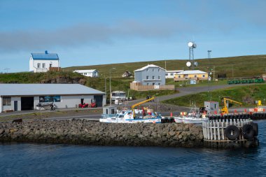 Grimsey İzlanda - 28 Temmuz. 2025: Adanın limanında tekneler