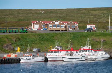 Grimsey İzlanda - 28 Temmuz. 2025: Adanın limanında tekneler