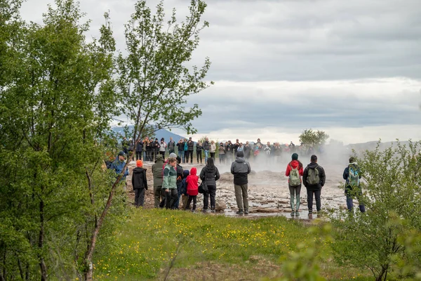 Geysir İzlanda - 8 Haziran. 2025: Gaysir Strokkur 'u gören turistler