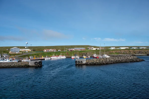 Grimsey İzlanda - 28 Temmuz. 2025: Adanın limanında tekneler
