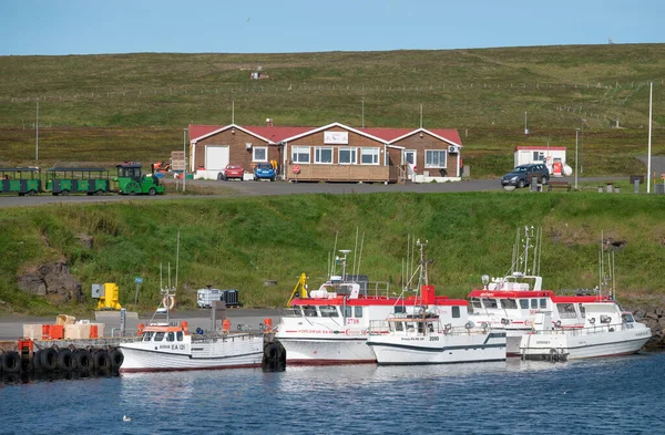 Grimsey İzlanda - 28 Temmuz. 2025: Adanın limanında tekneler