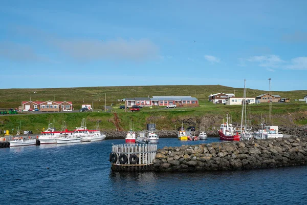 Grimsey İzlanda - 28 Temmuz. 2025: Adanın limanında tekneler