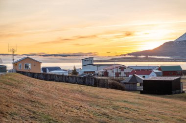 Kuzey İzlanda, Eyjafjordur 'da Hrisey adasında gün batımı