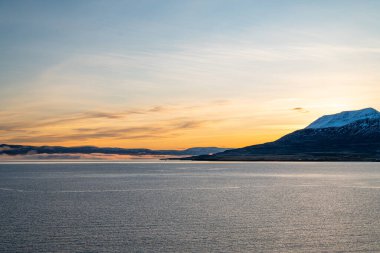 Kuzey İzlanda 'da Eyjafjordur' un güzel gün batımı manzarası