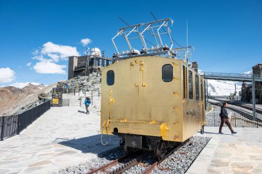 Zermatt İsviçre - 5 Ağustos. 2025: Gornergrat Demiryolu 'ndan eski tarihi tren vagonu