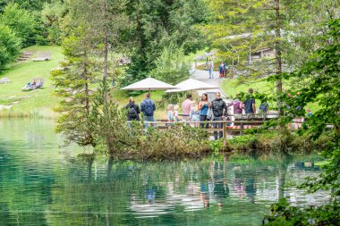 Kandergrund İsviçre - 6 Ağustos. 2025: Güzel Blausee Doğa Parkı