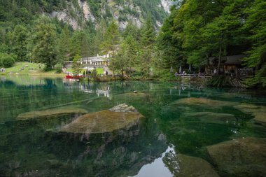 Kandergrund İsviçre - 6 Ağustos. 2025: Güzel Blausee Doğa Parkı