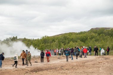 Geysir İzlanda - 8 Haziran. 2025: Gaysir Strokkur 'u gören turistler
