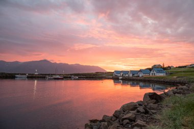Hrisey İzlanda - 21 Temmuz. 2025: Limanın üzerinde gün batımı