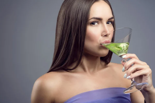 Portrait d'une jeune belle brune aux épaules nues buvant un cocktail . — Photo