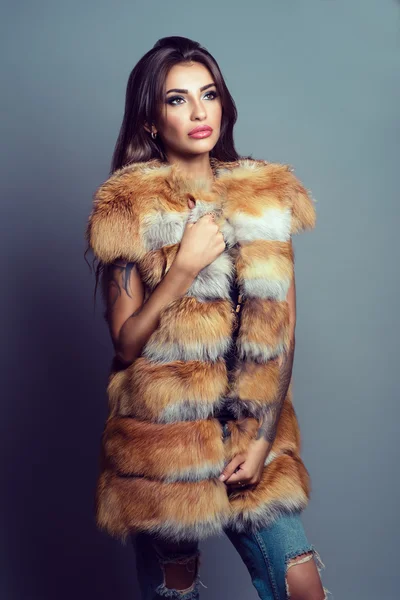 Retrato de um belo modelo glam em jaqueta de raposa — Fotografia de Stock