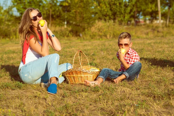 Joven hermosa madre y su pequeño hijo de picnic —  Fotos de Stock