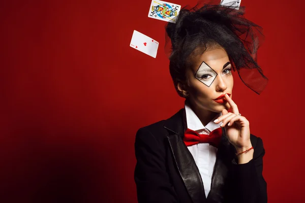 Portret van een mooie jongedame croupier in een afbeelding van de joker — Stockfoto