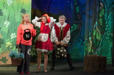 Meraklı küçük kırmızı başlıklı kız