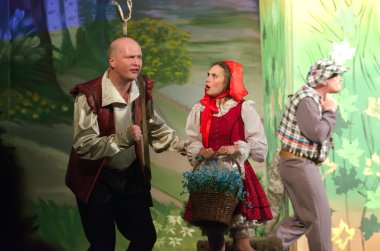 Meraklı küçük kırmızı başlıklı kız