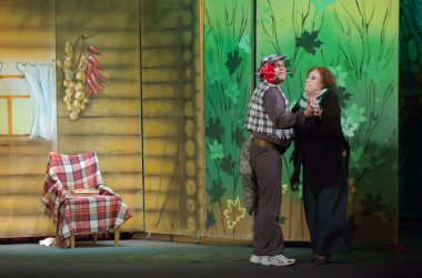 Meraklı küçük kırmızı başlıklı kız