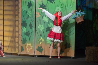 Meraklı küçük kırmızı başlıklı kız