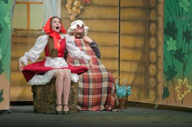 Meraklı küçük kırmızı başlıklı kız