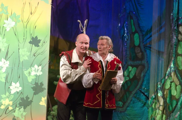 Meraklı küçük kırmızı başlıklı kız