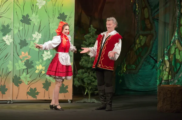 Meraklı küçük kırmızı başlıklı kız