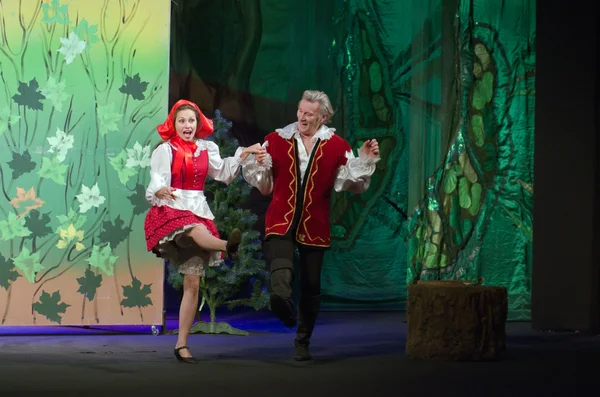 Meraklı küçük kırmızı başlıklı kız