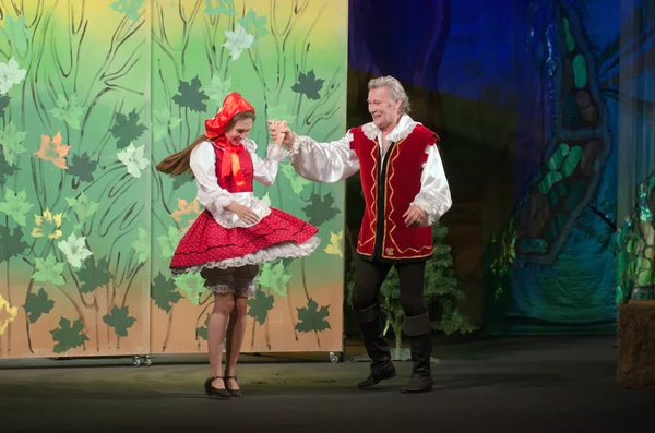 Meraklı küçük kırmızı başlıklı kız