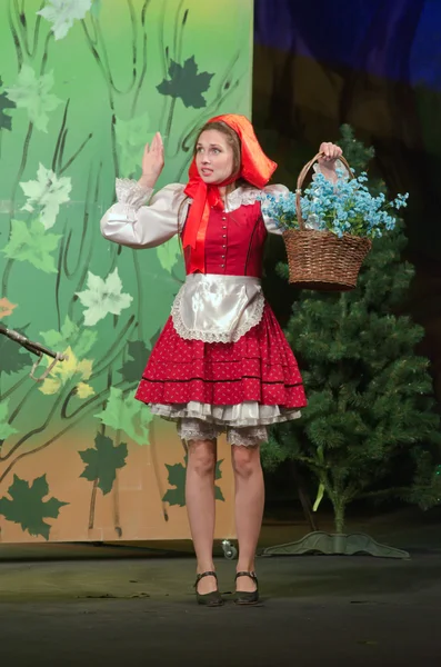 Meraklı küçük kırmızı başlıklı kız