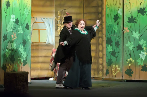 Meraklı küçük kırmızı başlıklı kız