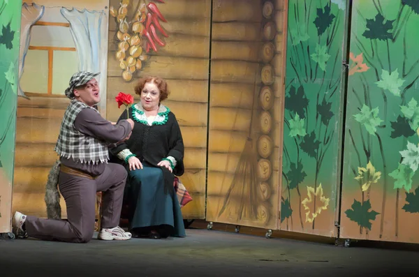 Meraklı küçük kırmızı başlıklı kız