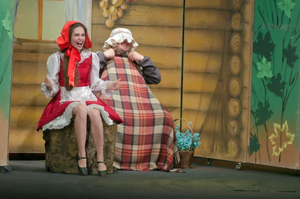 Meraklı küçük kırmızı başlıklı kız