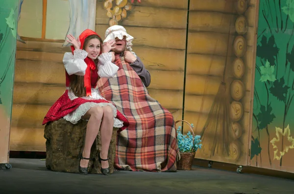 Meraklı küçük kırmızı başlıklı kız