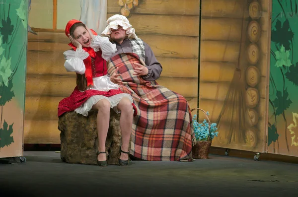 Meraklı küçük kırmızı başlıklı kız