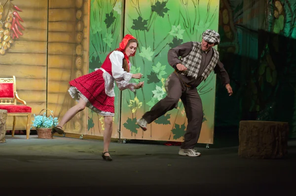 Meraklı küçük kırmızı başlıklı kız