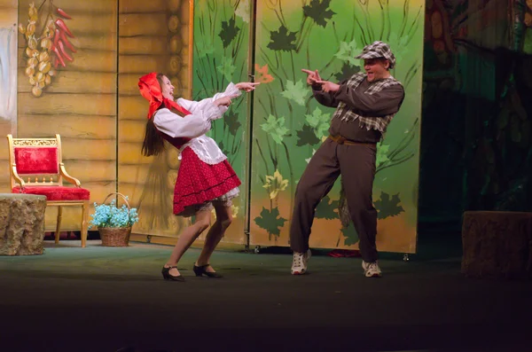 Meraklı küçük kırmızı başlıklı kız